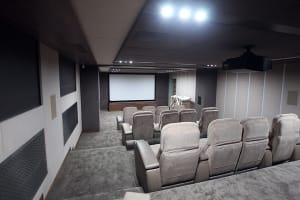 Домашний кинозал в серых тонах Домашний кинозал в серых тонах