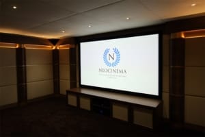 Проекционный экран в домашнем кинозале Проекционный экран в домашнем кинозале
