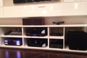 Домашний кинотеатр с игровой приставкой и караоке Домашний кинотеатр с игровой приставкой и караоке