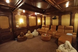Деревянный декор в домашнем кинотеатре Деревянный декор в домашнем кинотеатре