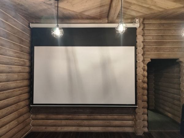 экран в загородном доме