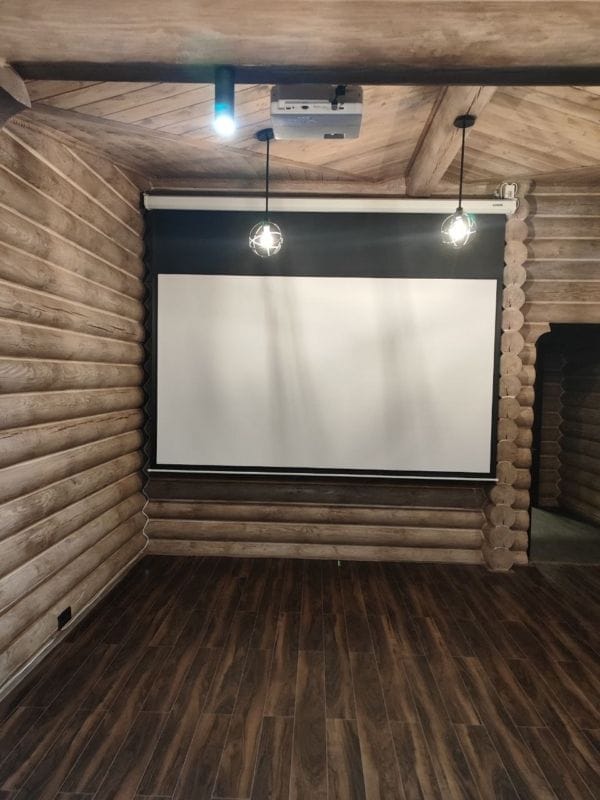 экран в загородном доме